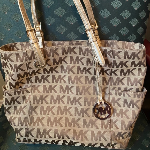MK Purse - Picture 2 of 2